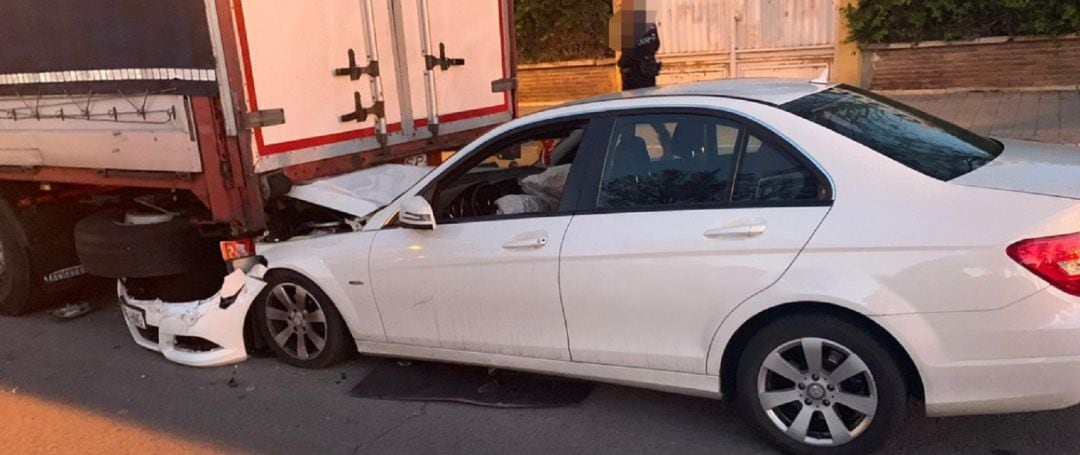 Imagen del coche que se ha estrellado con otro que estaba estacionado