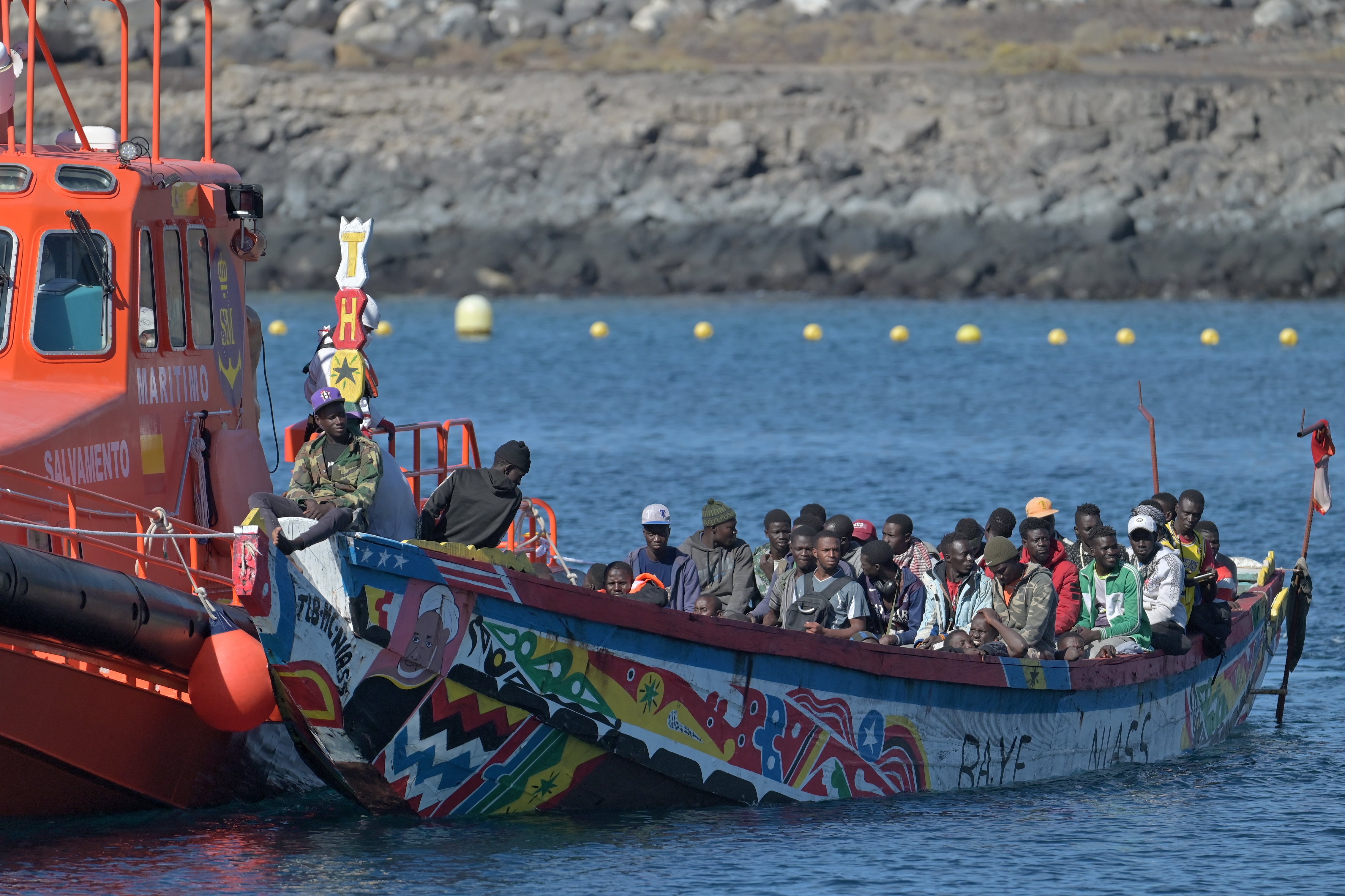 Un cayuco con migrantes a bordo