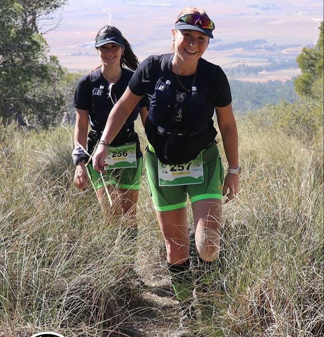 Mari Ángeles junto a su hermana en una de las pruebas deportivas