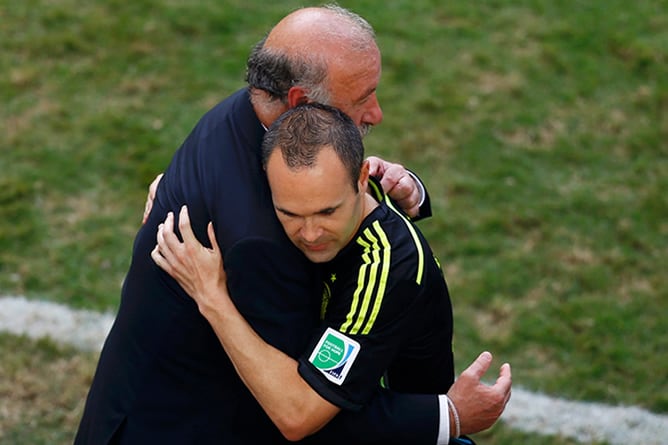 Del Bosque e Iniesta se dan un simbólico abrazo al término del encuentro entre España y Australia en el Mundial de Brasil.