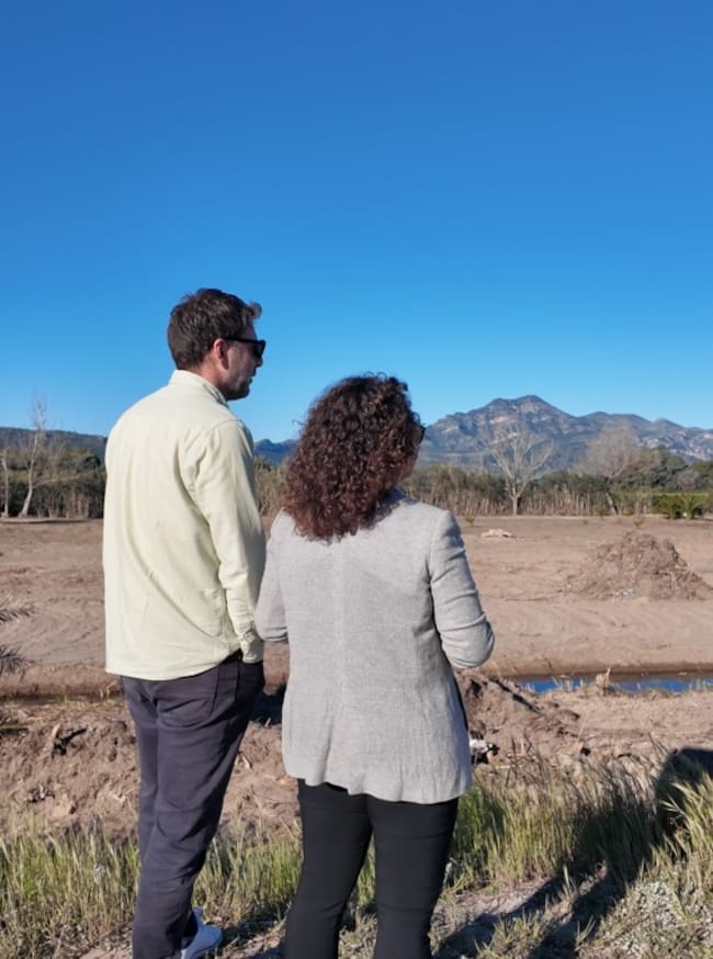Daniel Muñoz, director general de Medio Natural, y Alícia Izquierdo, concejala de Medio Ambiente, han visitado los trabajos en la playa.