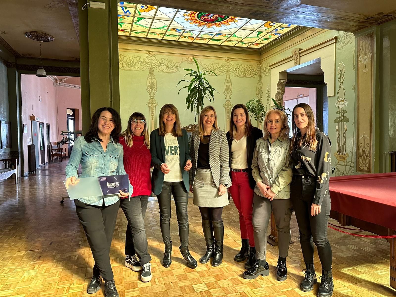 En la imagen, de izquierda a derecha, Avelina Bellostas (Amephu), Sara Palacino (La Colmena Creativa), la diputada provincial Berta Fernández, la concejala Cristina de la Hera, Patricia Heredia, Elena Pérez (IAM) e Irene Luzán (Shu Digital)