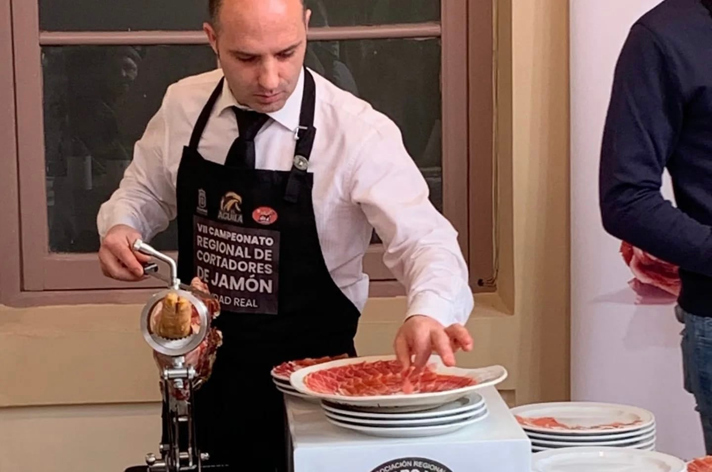 Javier Campos regenta la tienda gourmet Carnes Javi en Belmonte.