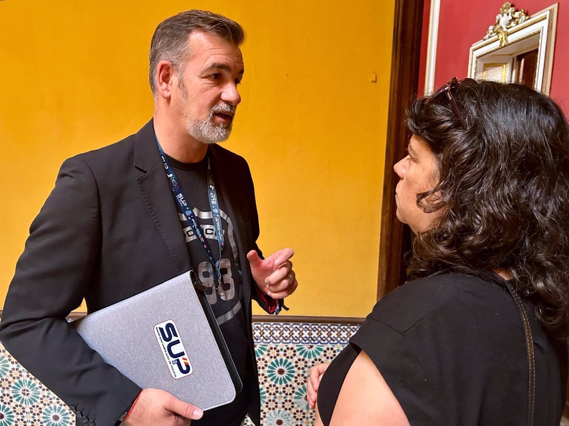 La alcaldesa de Sanlúcar de Barrameda (Cádiz), Carmen Álvarez, junto a un representante del SUP