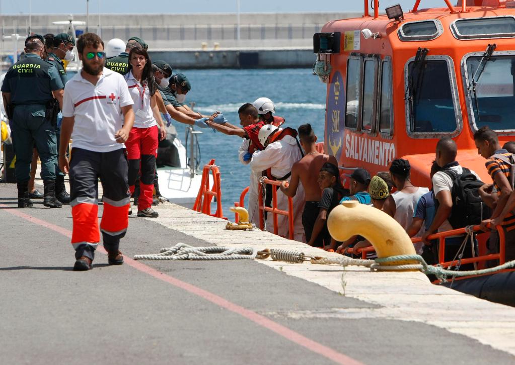 Inmigrantes rescatados de una patera en alta mar por Salvamento Marítimo llegan al puerto de Alicante