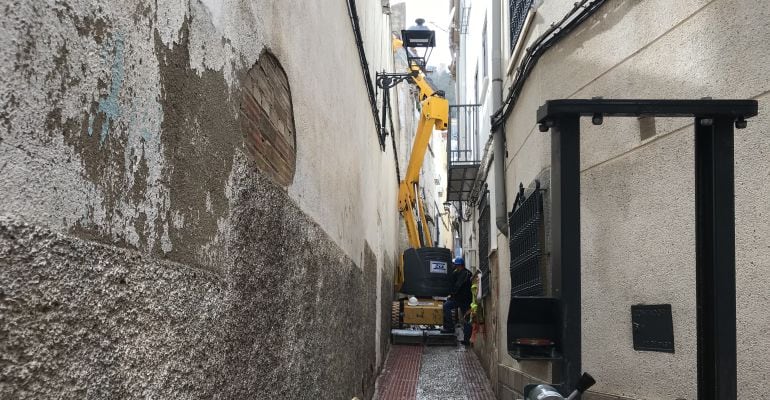 Grúa trabajando en la calle Vicario de Jaén.