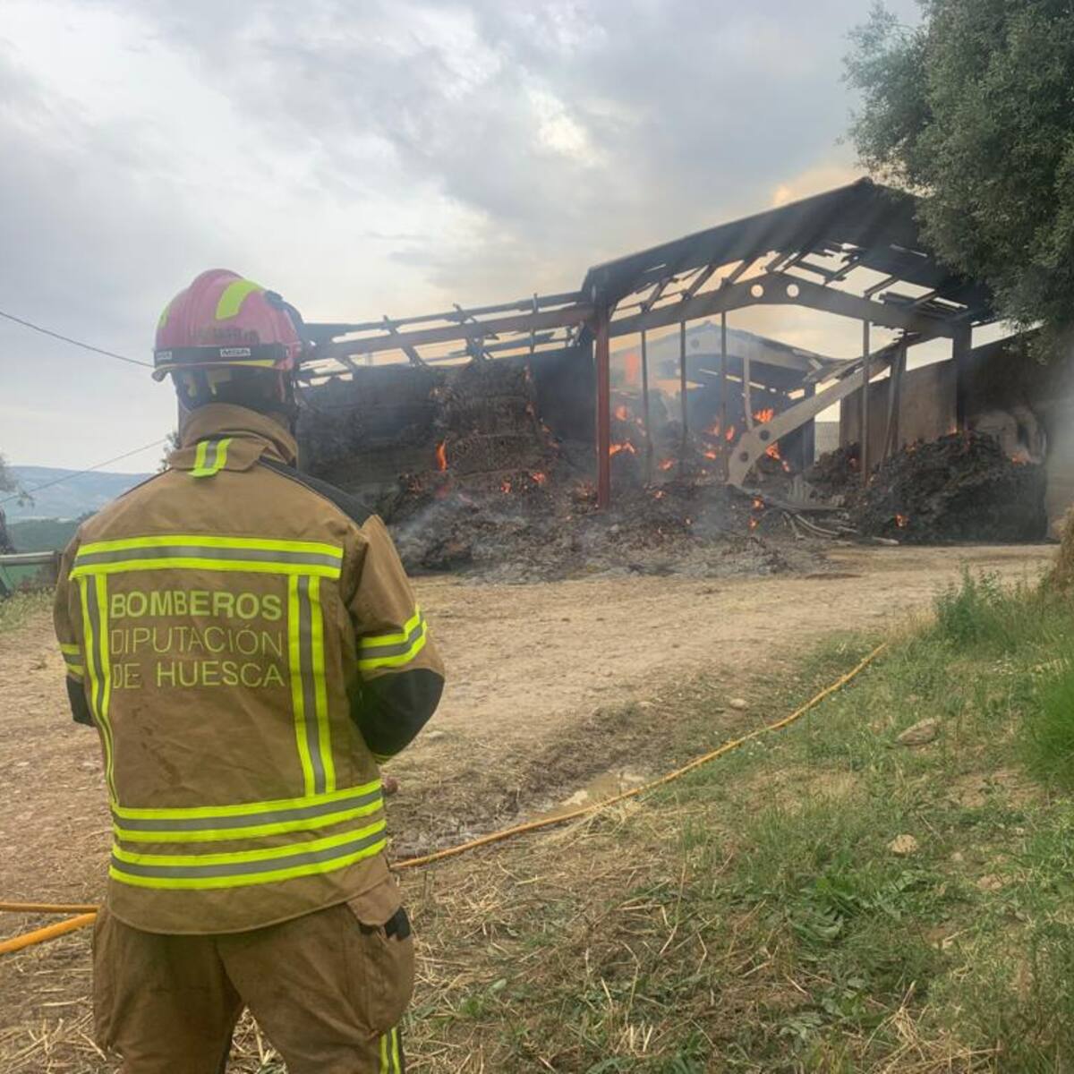 Incendio en una nave ganadera utilizada como almacén de paja en Güel