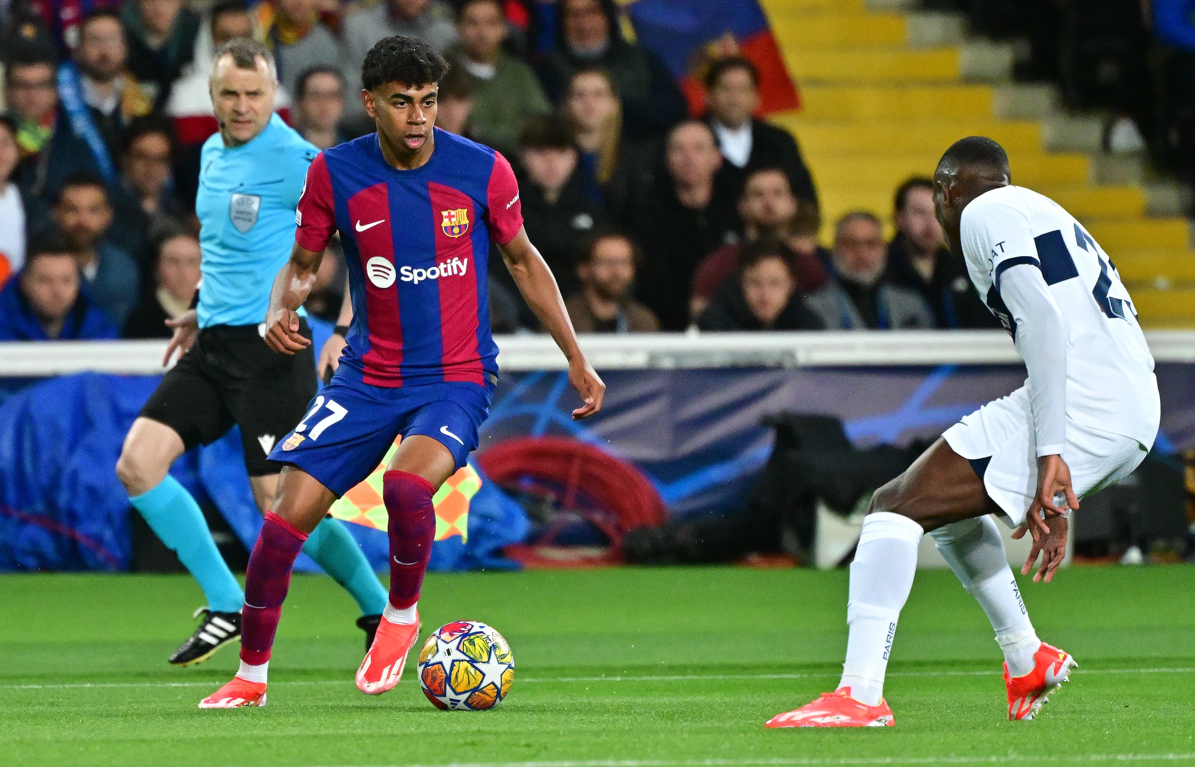 Lamine Yamal, durante el partido entre FC Barcelona y PSG de Champions League, disputado en el Estadio de Montjuic