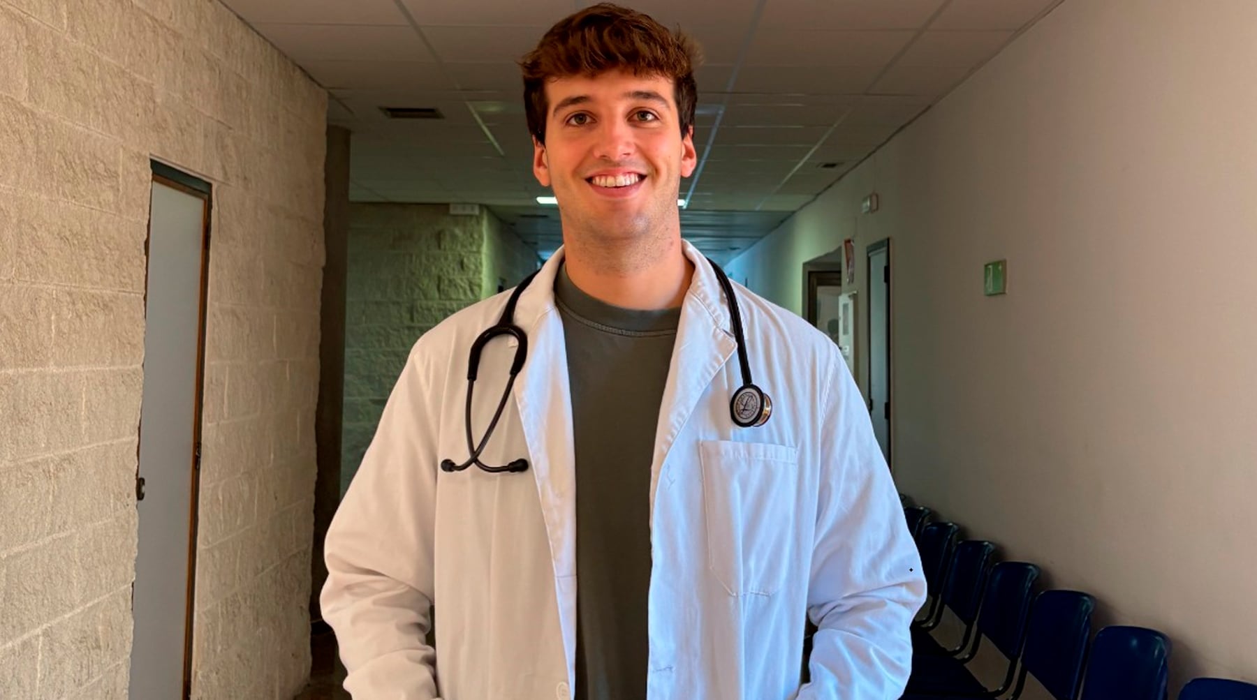 Sergio Santamaría, estudiante de medicina, beneficiario de la beca