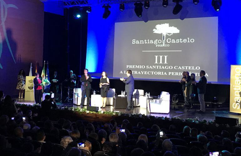 Pepa Bueno recogiendo el III premio Santiago Castelo