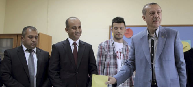 El primer ministro turco, Recep Tayyip Erdogan (dcha), ejerce su derecho al voto en un centro electoral en Estambul (Turquía) el domingo. 12 de junio de 2011