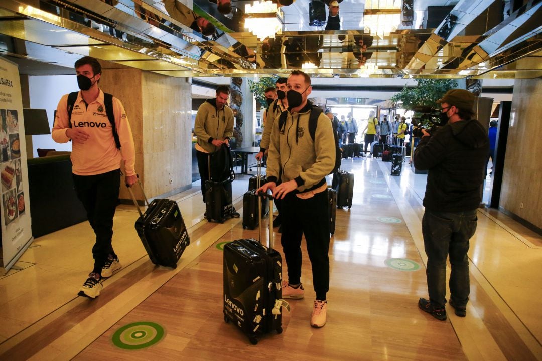 Los aurinegros a su llegada al hotel de concentración en Madrid