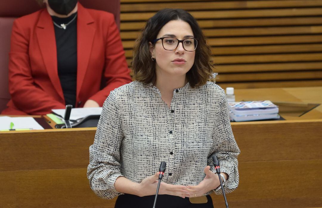 Aitana Mas durante una intervención en Les Corts Valencianes. 