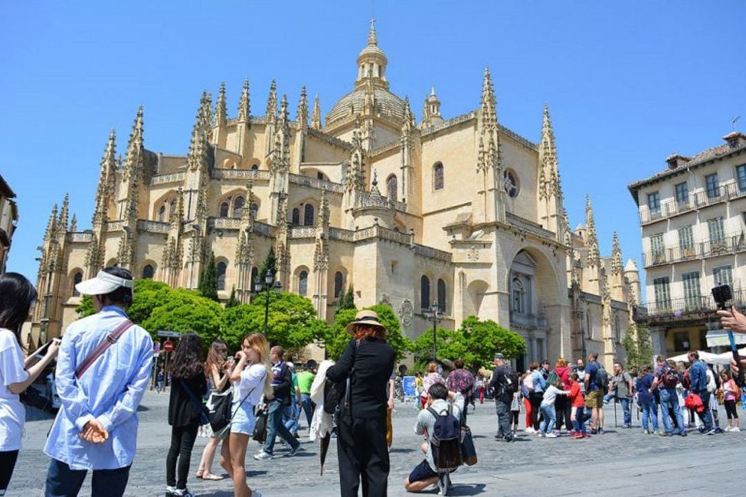 Turistas en la Plaza Mayor de Segovia (Foto de archivo)