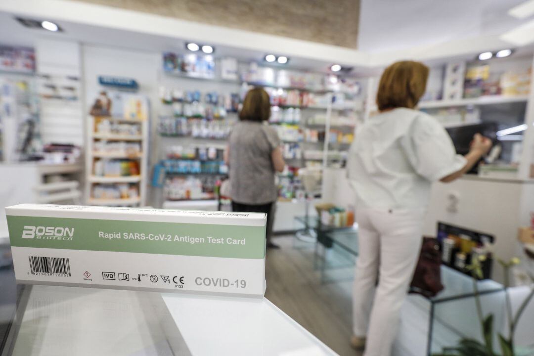 Una caja con test de antígenos contra la COVID-19 en una farmacia.- Archivo