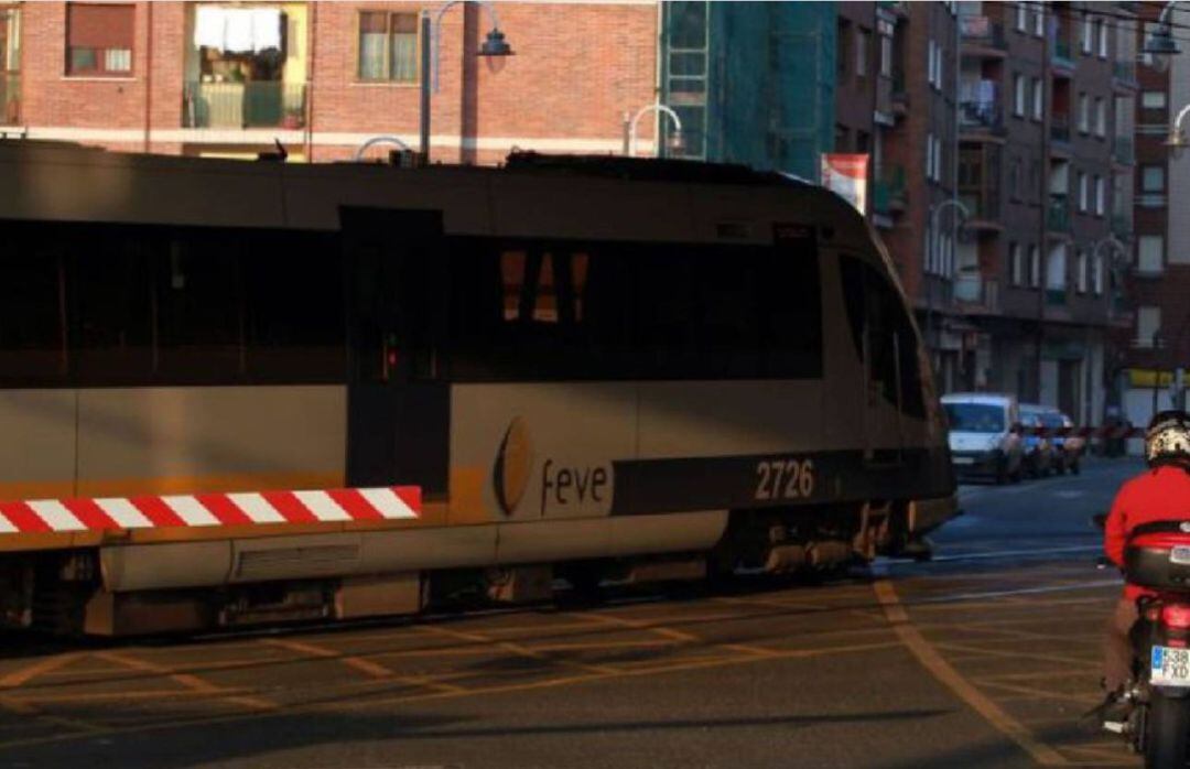 Tren de FEVE a su paso por el barrio de Zorroza