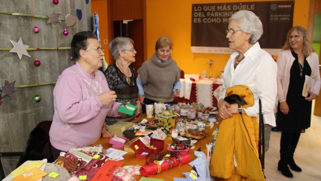 Varias mujeres atienden el rastrillo solidario organizado en el Centro de Día de Cuéllar a beneficio de la Asociación Parkinson Segovia