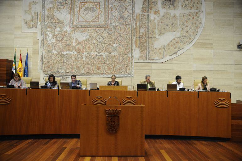 La Mesa de la Cámara en uno de los momentos del pleno