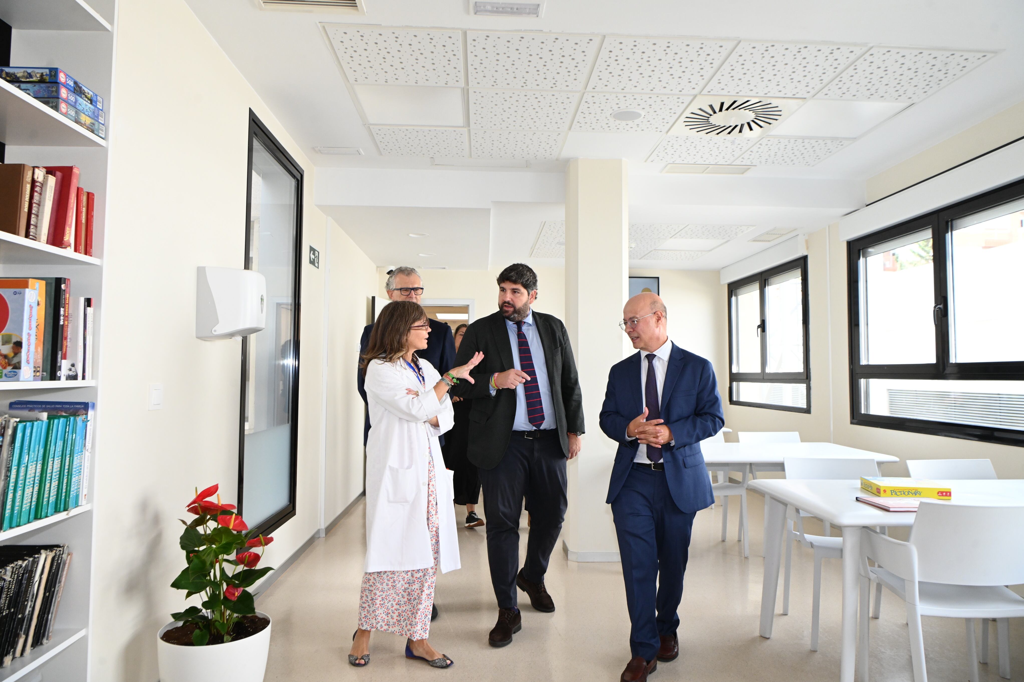 López Miras visita la nueva planta de enfermos agudos de la Unidad de Psiquiatría y Salud Mental del Hospital Morales Meseguer de Murcia.