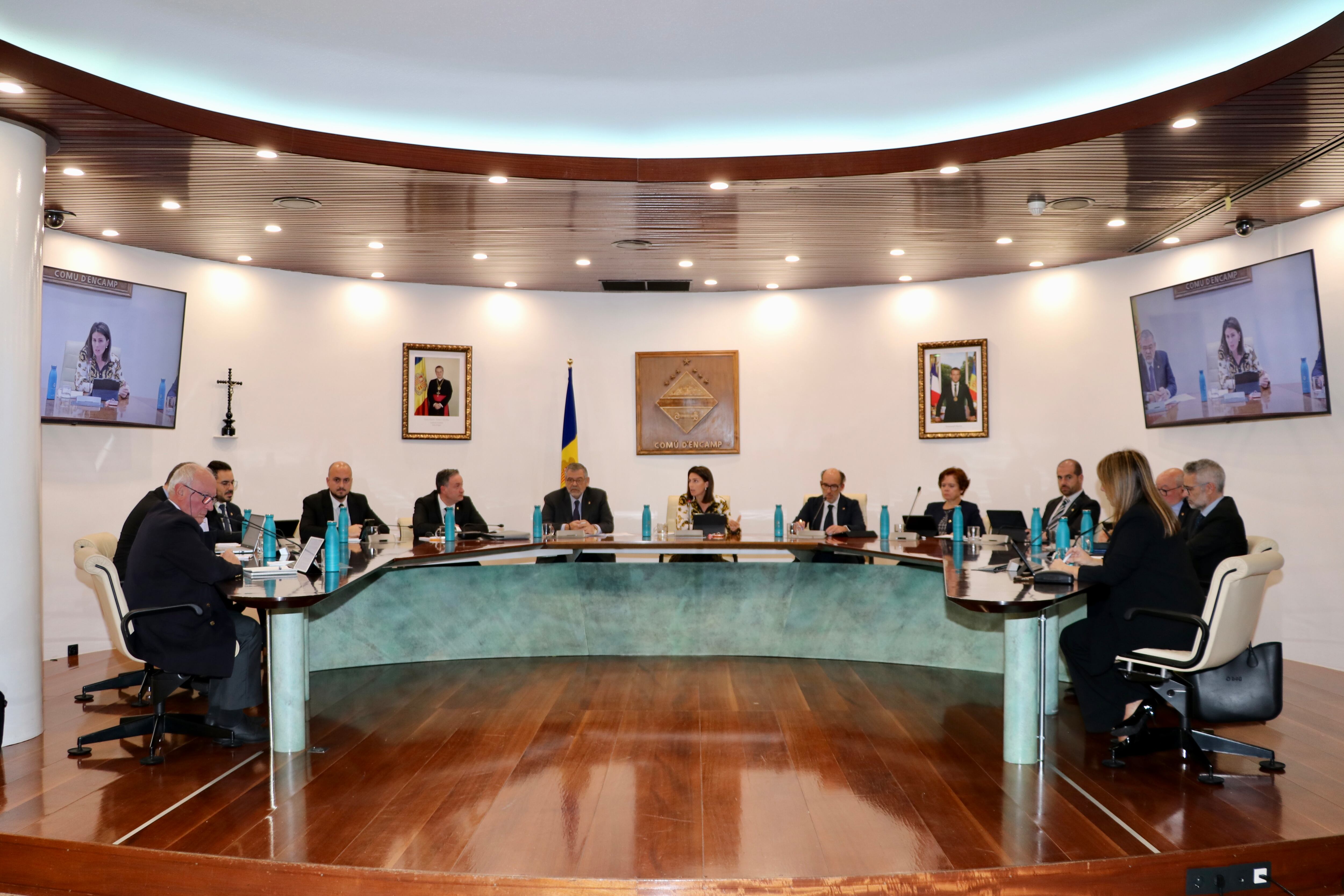 La cònsol, Laura Mas, recorda que l'aparcament a sota de l'edifici continuarà sent comunal