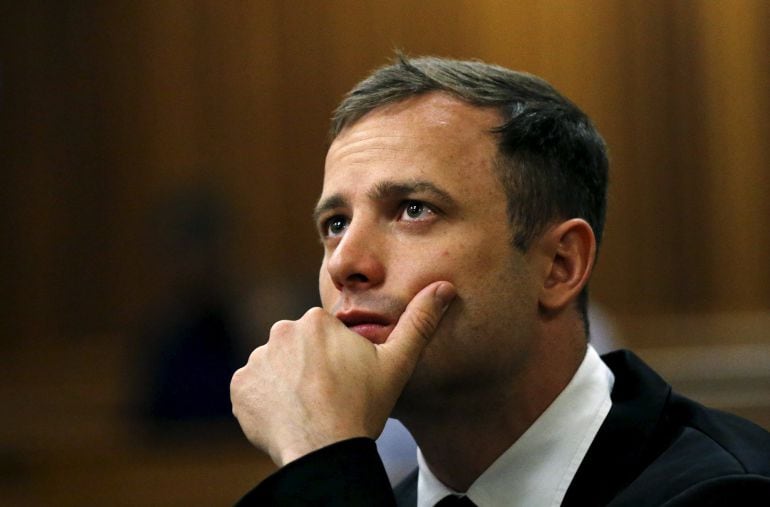 Oscar Pistorius, escuchando la sentencia el pasado 16 de octubre de 2014