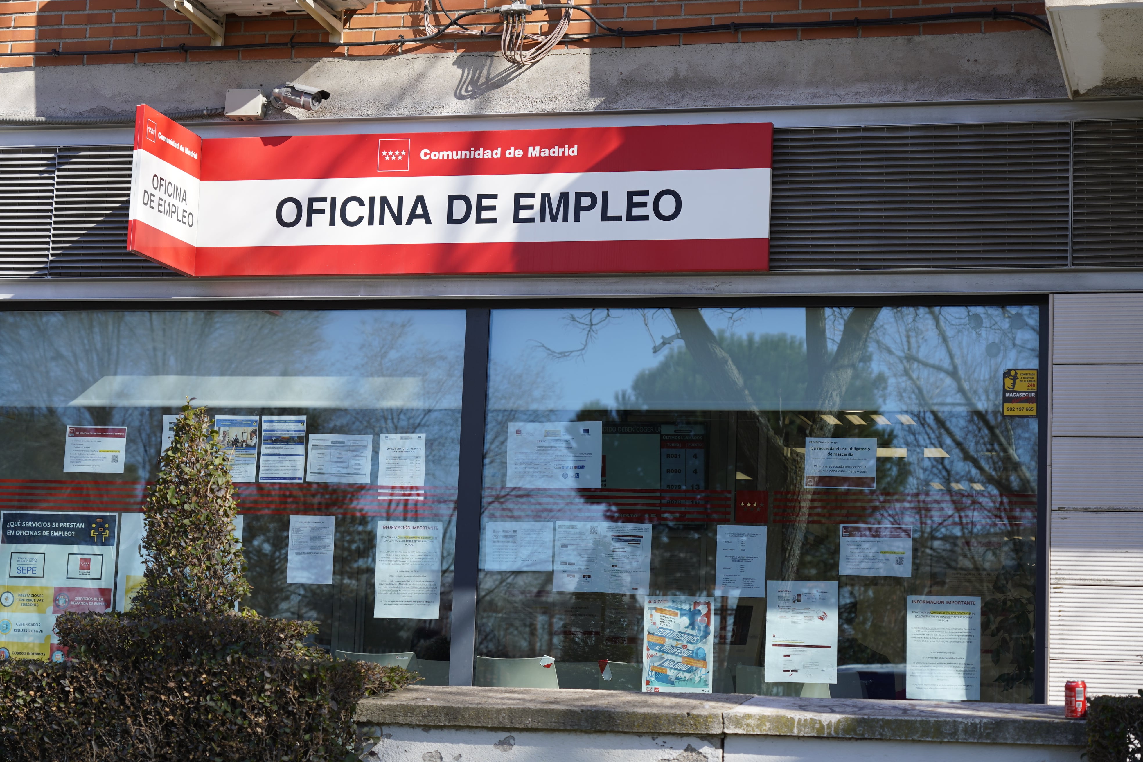 Fachada de una oficina de empleo