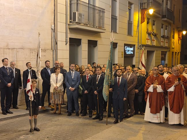 Las autoridades civiles y festeras con el Sant Jordiet, Mateo Vilaplana Blaak, al frente