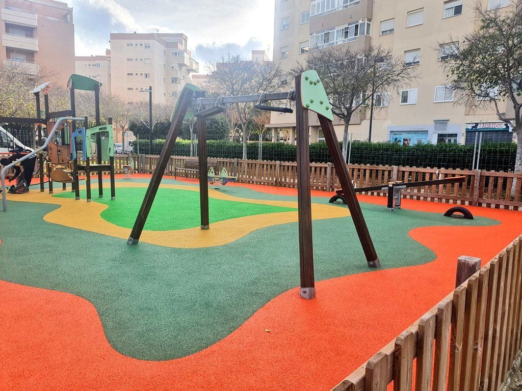 Imagen de archivo de un parque infantil de la ciudad remodelado recientemente