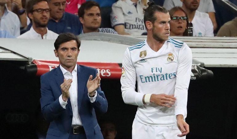 El delantero Gareth Bale y el entrenador del Valencia CF Marcelino García Toral durante el partido del Real Madrid y Valencia CF.