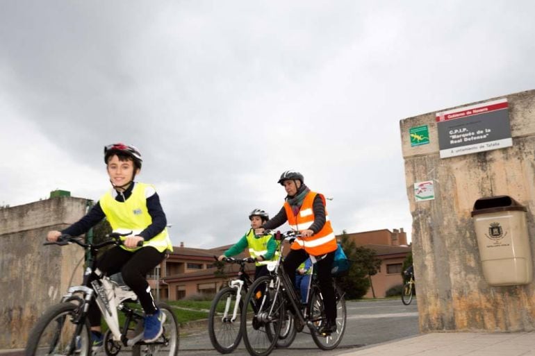 Alumnos del colegio comarcal han salido a recorrer Tafalla en bici