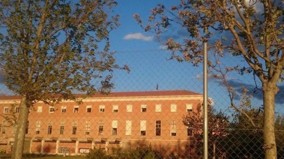 Imagen de un intruso subido al tejado del Colegio de Huérfanos Ferroviarios de Palencia