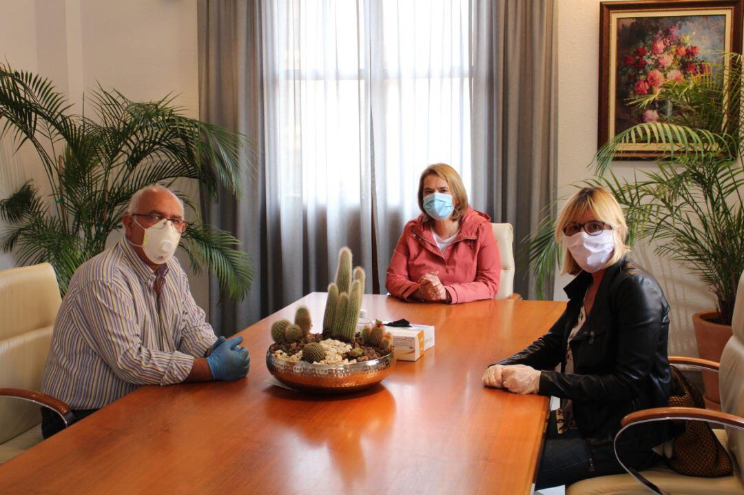 La alcaldesa, Luisa García Chamorro, se reúne con los miembros de la Asociación de productores del sector pesquero, Ignacio López e Inmaculada Carrasco