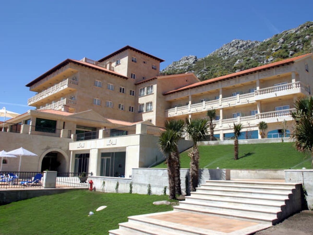 El Concello de Oia requiere el derribo del Talaso