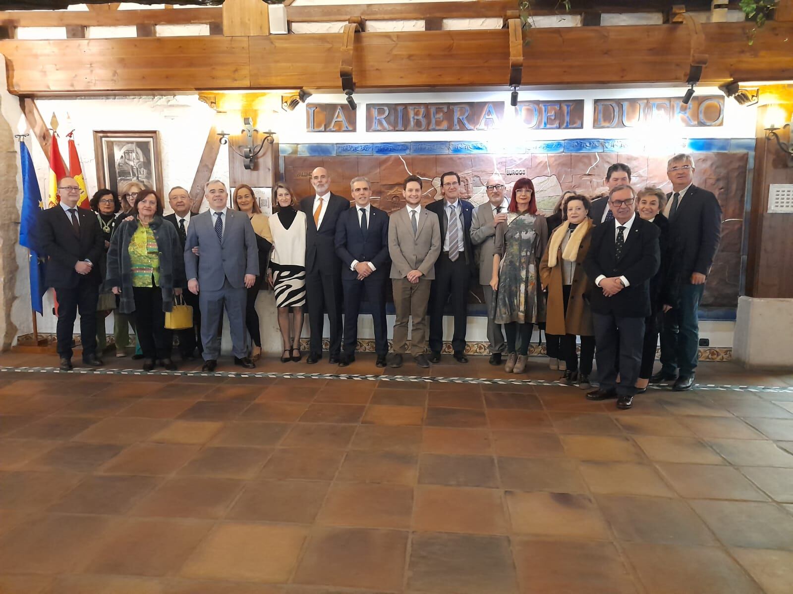 Foto de familia del Club Rotario arandino junto al homenajeado, Joaquín Gomá, su esposa y el alcalde de Aranda