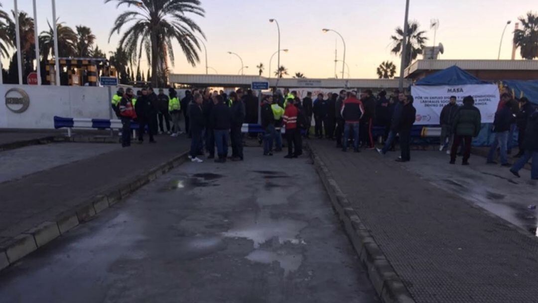 Trabajadores a las puertas de Acerinox en Los Barrios 