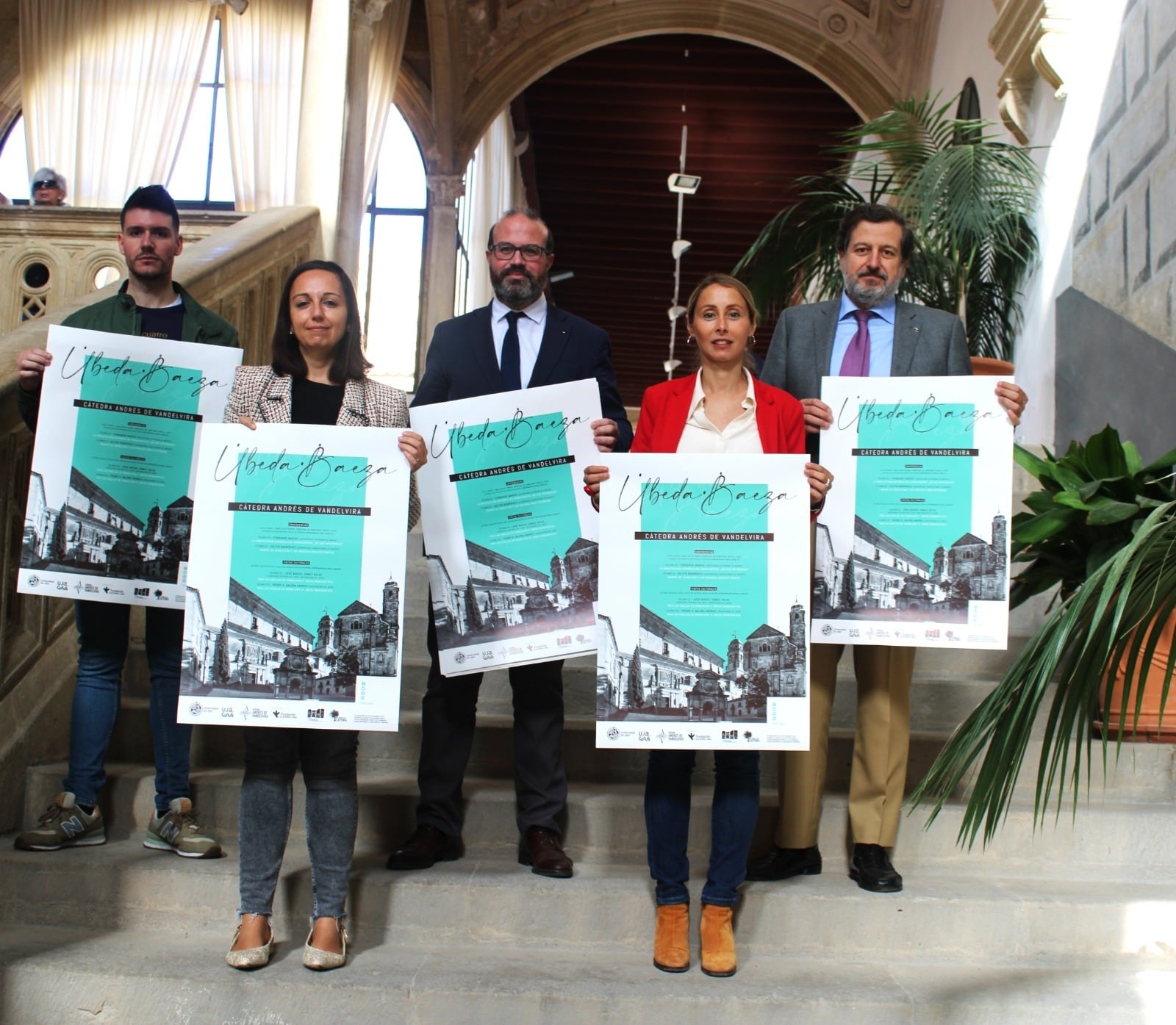 Personalidades de la UJA, Caja Rural y el Ayuntamiento de Úbeda portan el cartel de la nueva edición de la Cátedra Andrés de Vandelvira