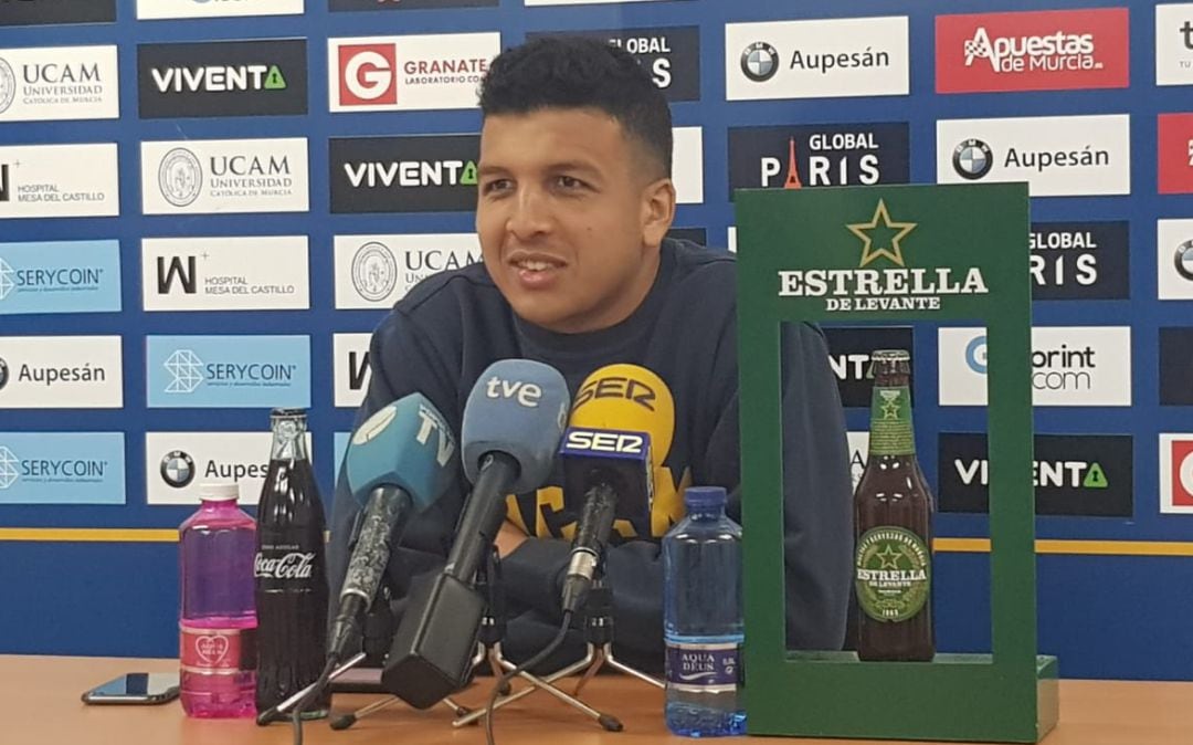 Hicham en rueda de prensa