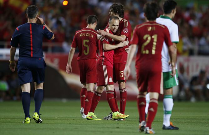 Iturraspe e Iniesta se abrazan y celebran el tanto ante la mirada de Silva.