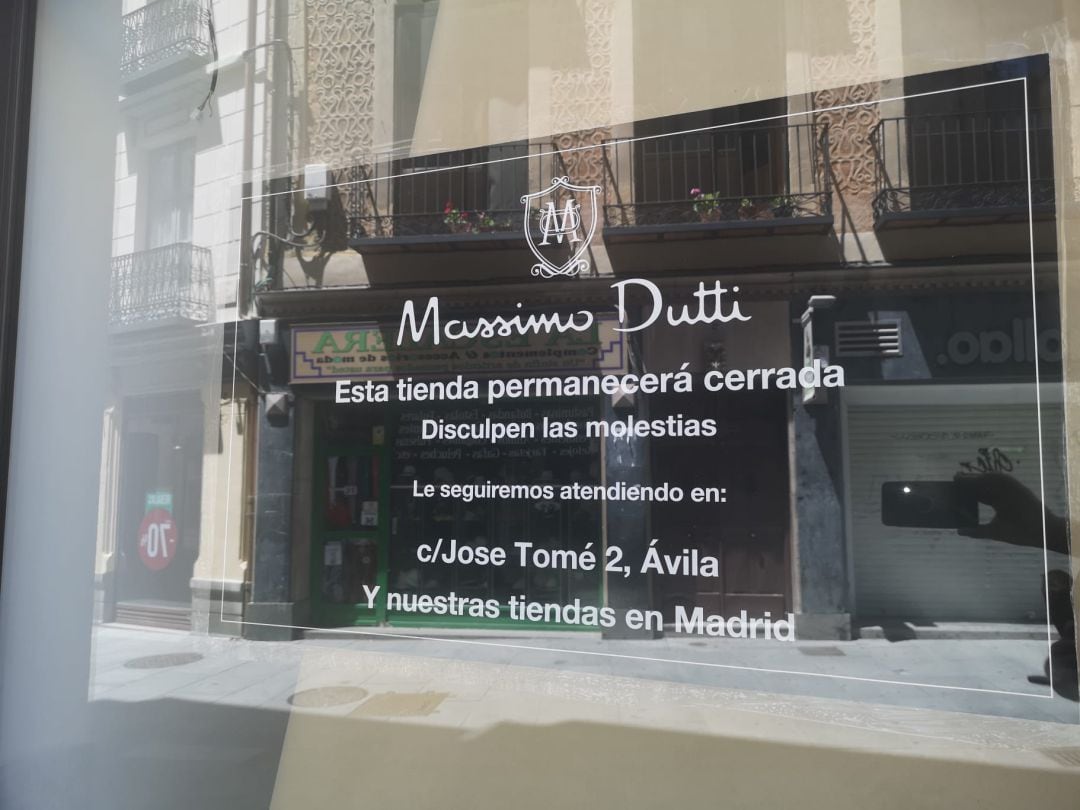 Cartel que anuncia el cierre de Massimo Dutti en Segovia