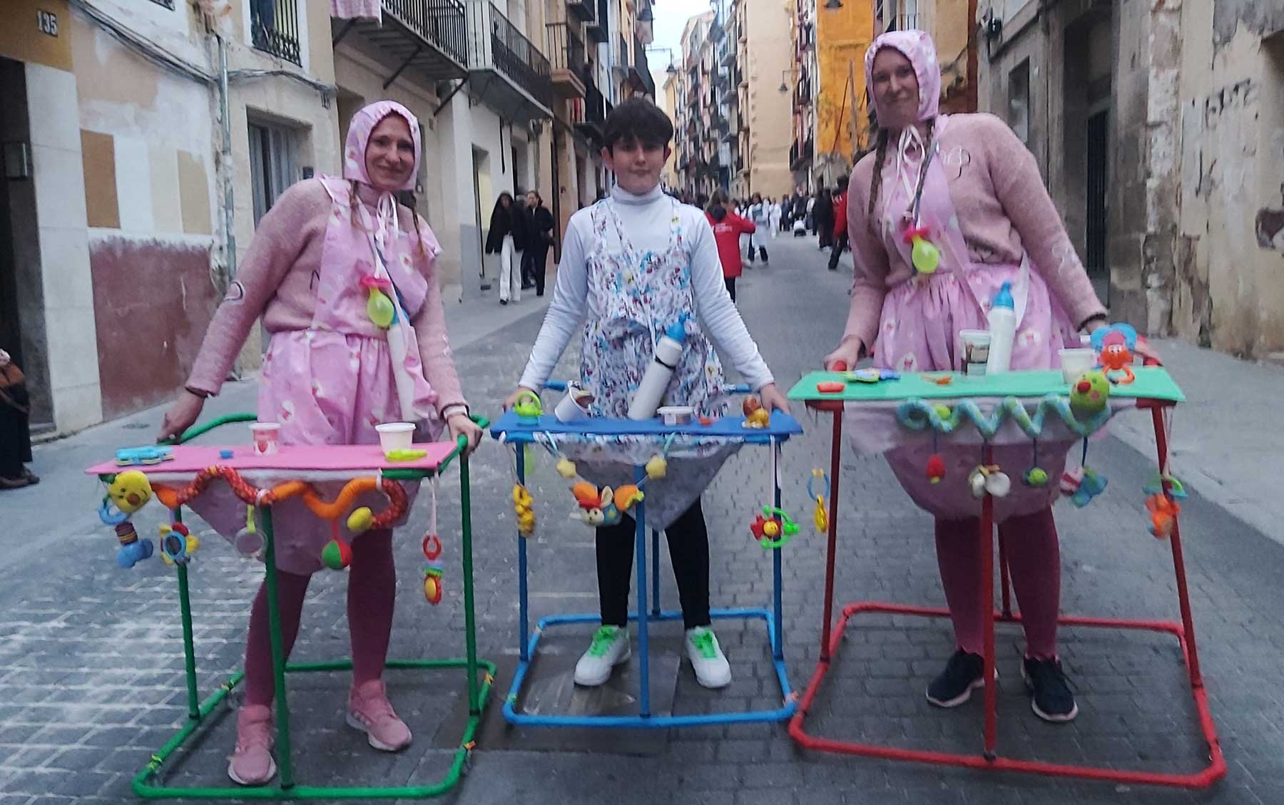 Tres crecidos bebés con sus respectivos andadores fueron los ganadores del segundo premio