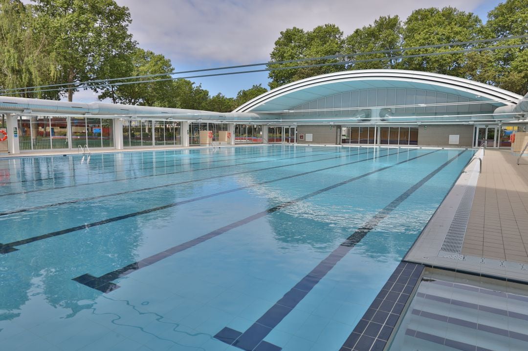 Imagen de la piscina cubierta de Fuenlabrada que incorpora como novedad una cubierta retractil.