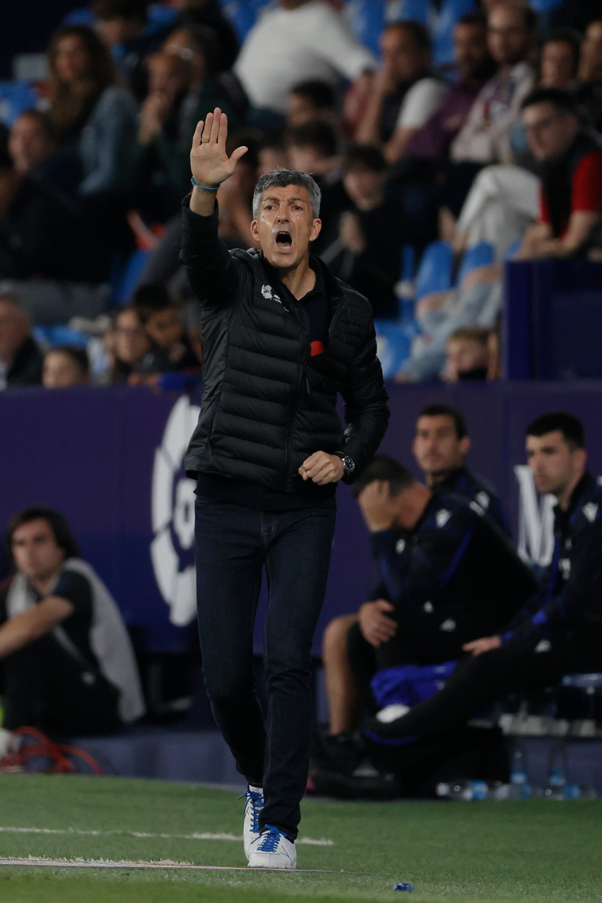 VALENCIA, 06/05/2022.- El técnico de la Real Sociedad, Imanol Alguacil, durante el encuentro correspondiente a la jornada 35 de Liga en Primera División que disputan hoy viernes frente al Levante en el estadio Ciudad de Valencia. EFE/Juan Carlos Cárdenas.
