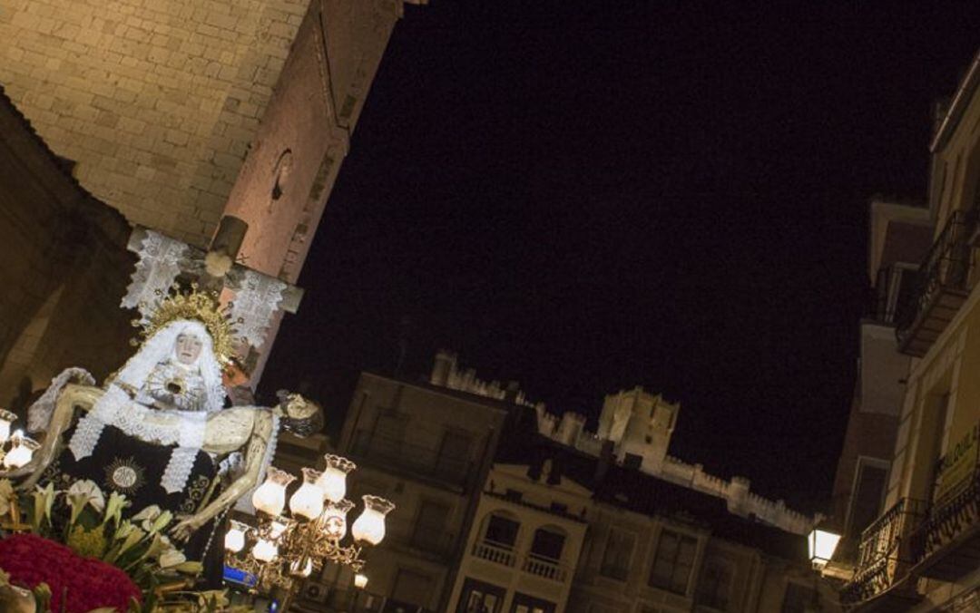 Una de las imágenes de la Semana Santa de Peñafiel durante el paso por la villa.