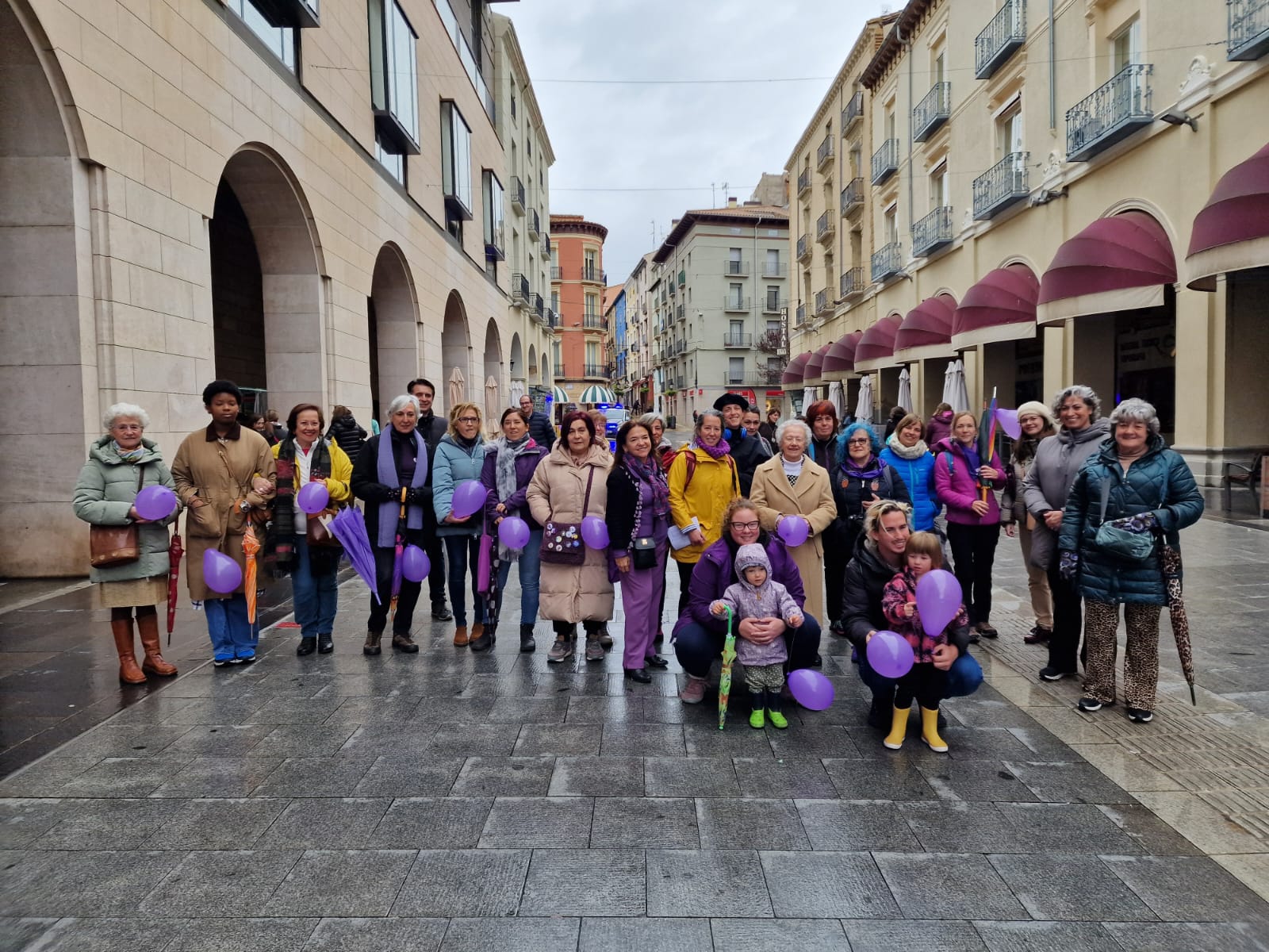 Mujeres que han participado en la andada feminista junto a Josefa Yzuel, que ha dado la salida a la marcha