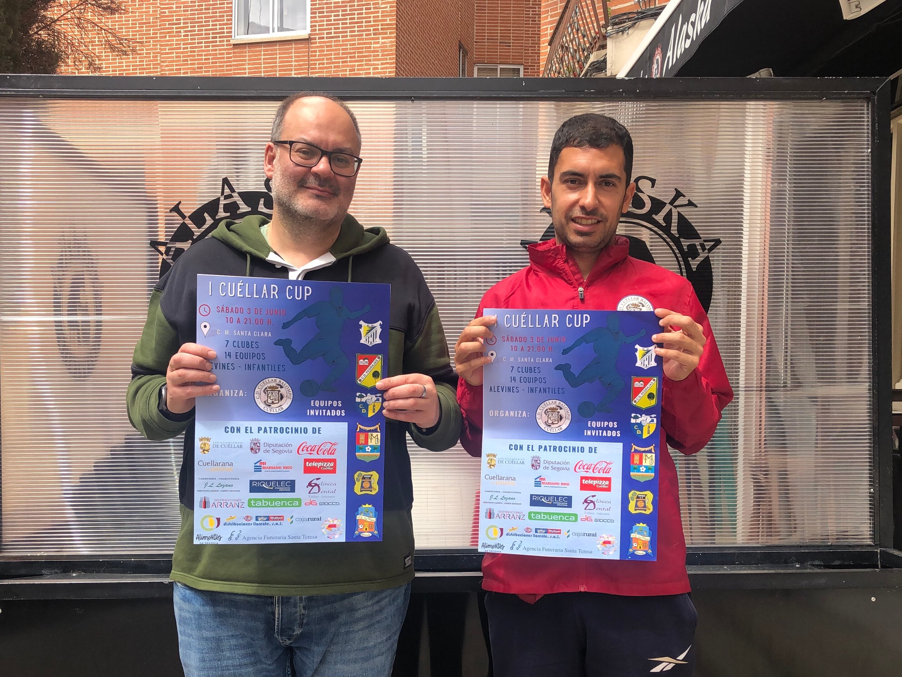 José Luis Fraile, y Daniel Martín, presidente y coordinador de cantera del CD Cuéllar muestran el cartel del torneo