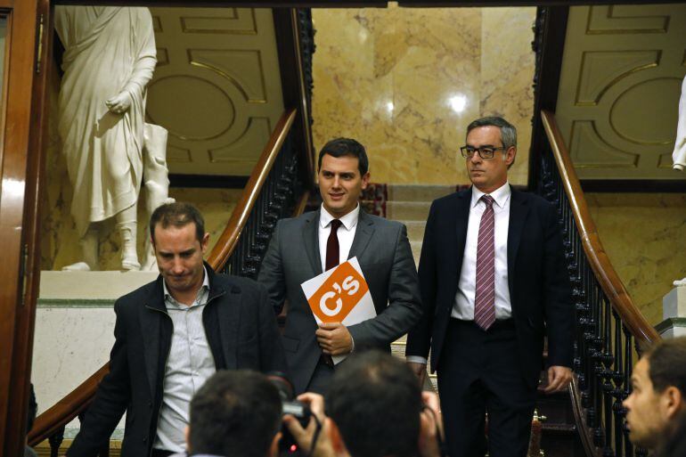 El líder de Ciudadanos, Albert Rivera (i), y el vicesecretario general del partido, José Manuel Villegas (d), a su llegada a la primera jornada de la sesión de investidura del candidato socialista