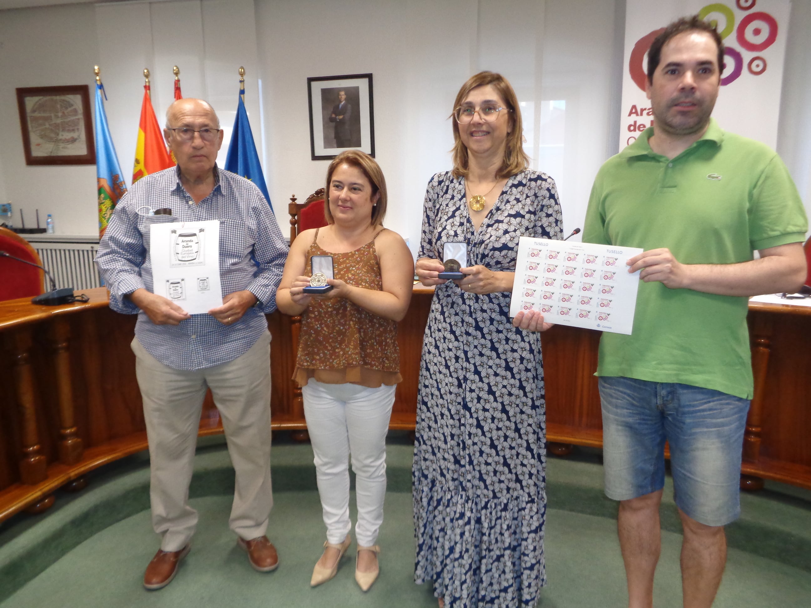 Félix Bermejo (izq), Teresa Bermejo (edil de Cultura), Raqueo González y David Cuesta (presidente de la asociación)