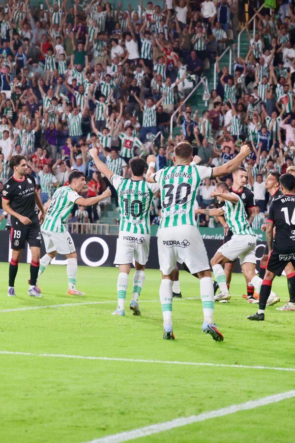 Los jugadores del Córdoba celebran el gol de la victoria ante la Cultural (Prensa CCF)