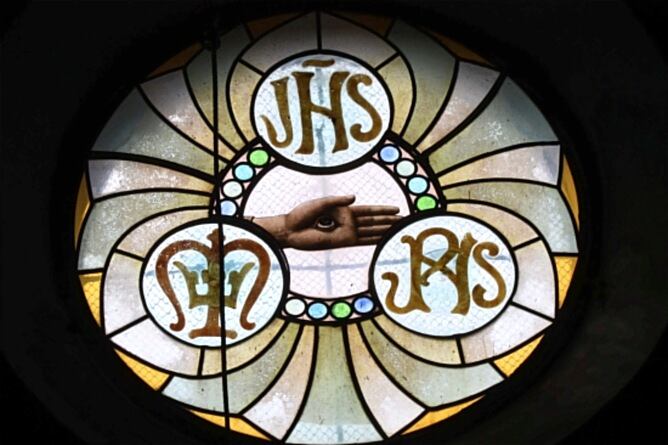 El rosetón de vidriera de 90 centímetros de diámetro, obra de Antoni Gaudí, que ha sido descubierto en una capilla particular de Barcelona