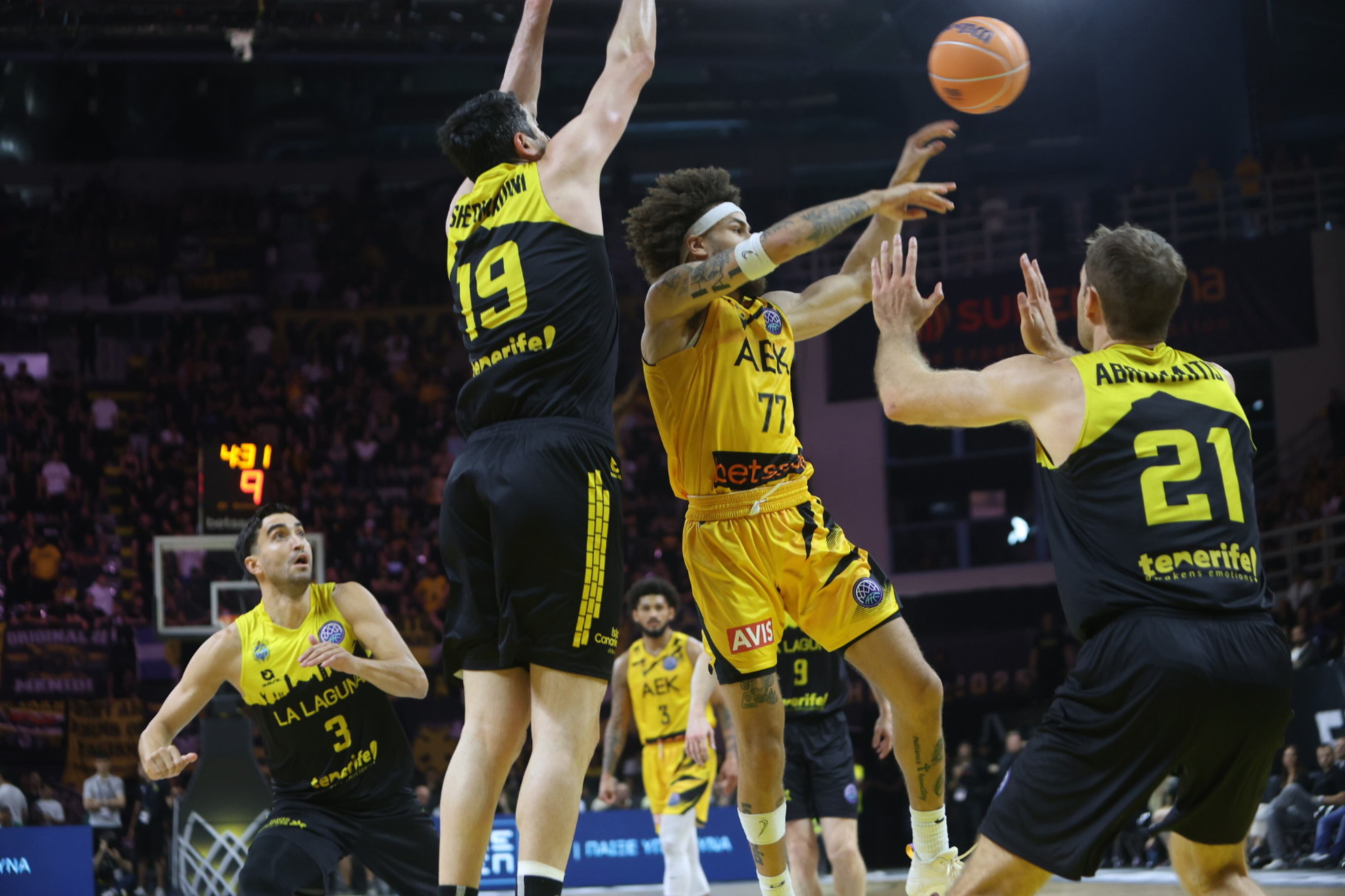 ATHENS (Greece), 11/05/2025.- La Laguna Tenerifes&#039; Giorgi Shermadini (L) in action against AEK Betsson BC&#039;s Hunter Hale (C) during the FIBA Champions League third place match between La Laguna Tenerife and AEK Betsson BC, in Ano Liosia, Athens, Greece, 11 May 2025. (Baloncesto, Liga de Campeones, Grecia, Atenas) EFE/EPA/PANAGIOTIS MOSCHANDREOU
